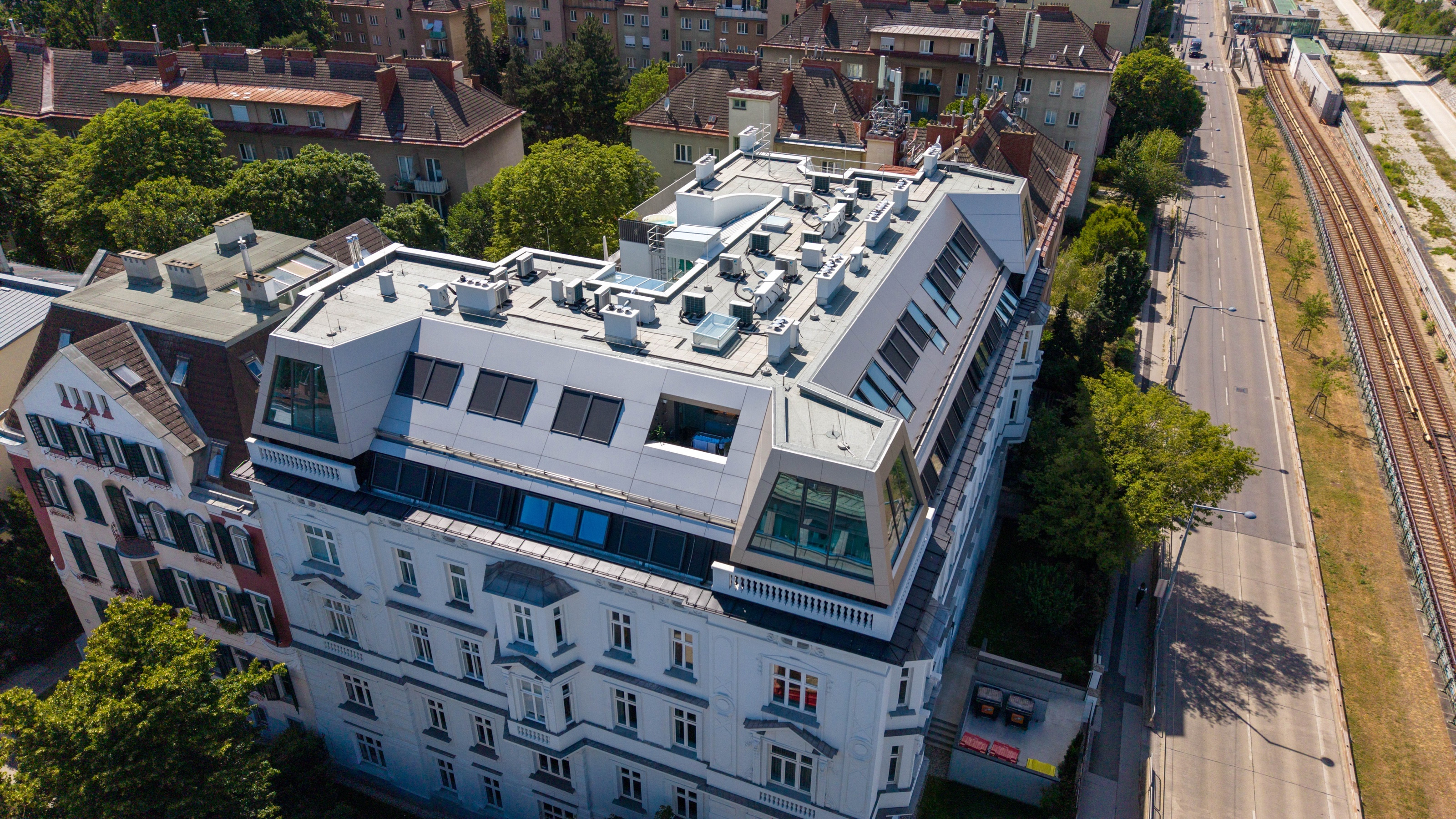 Moderner Dachaufbau mit Aluminium-Verblechung am Hietzinger Kai 5 in Wien