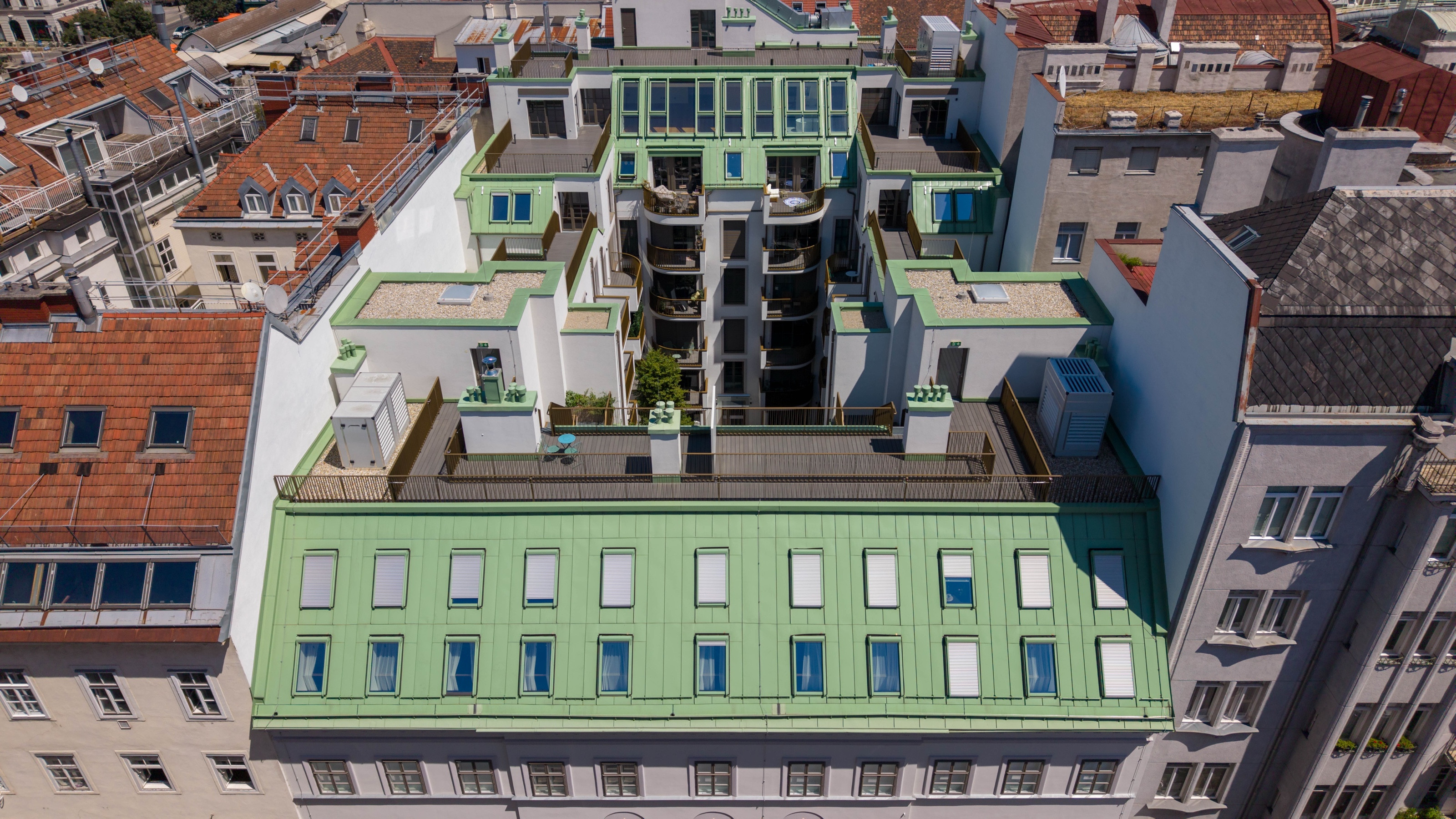 Patiniertes Kupfer-Zink-Dach mit neuer Dachterrasse am Projekt The Fusion
