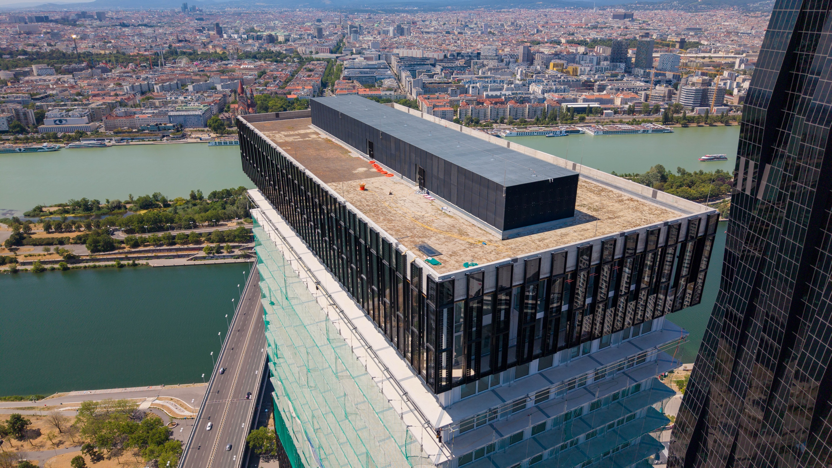 Flachdacharbeiten am DC Tower 2 in der Wiener Donau City