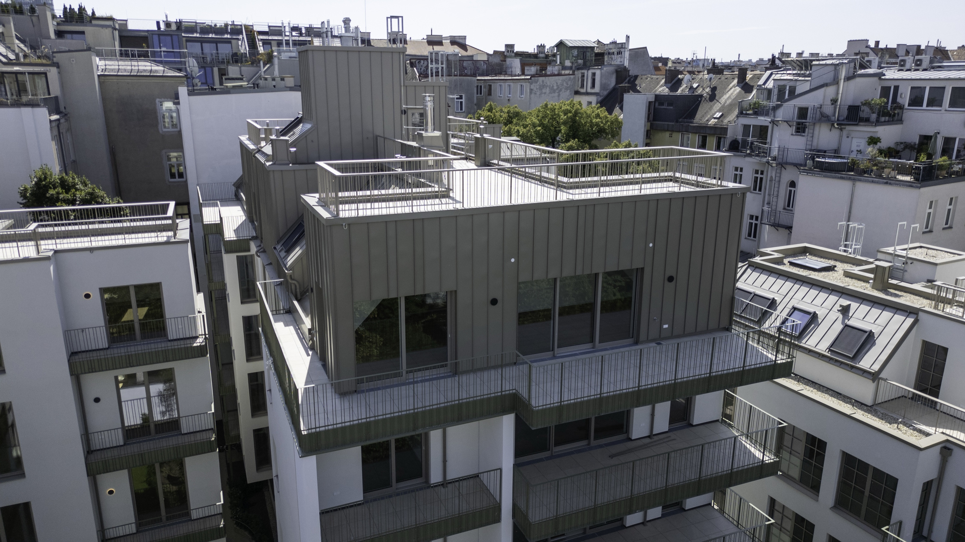 Titanzink-Dachausbau mit Dachterrassen am Quartier Starhemberg in Wien