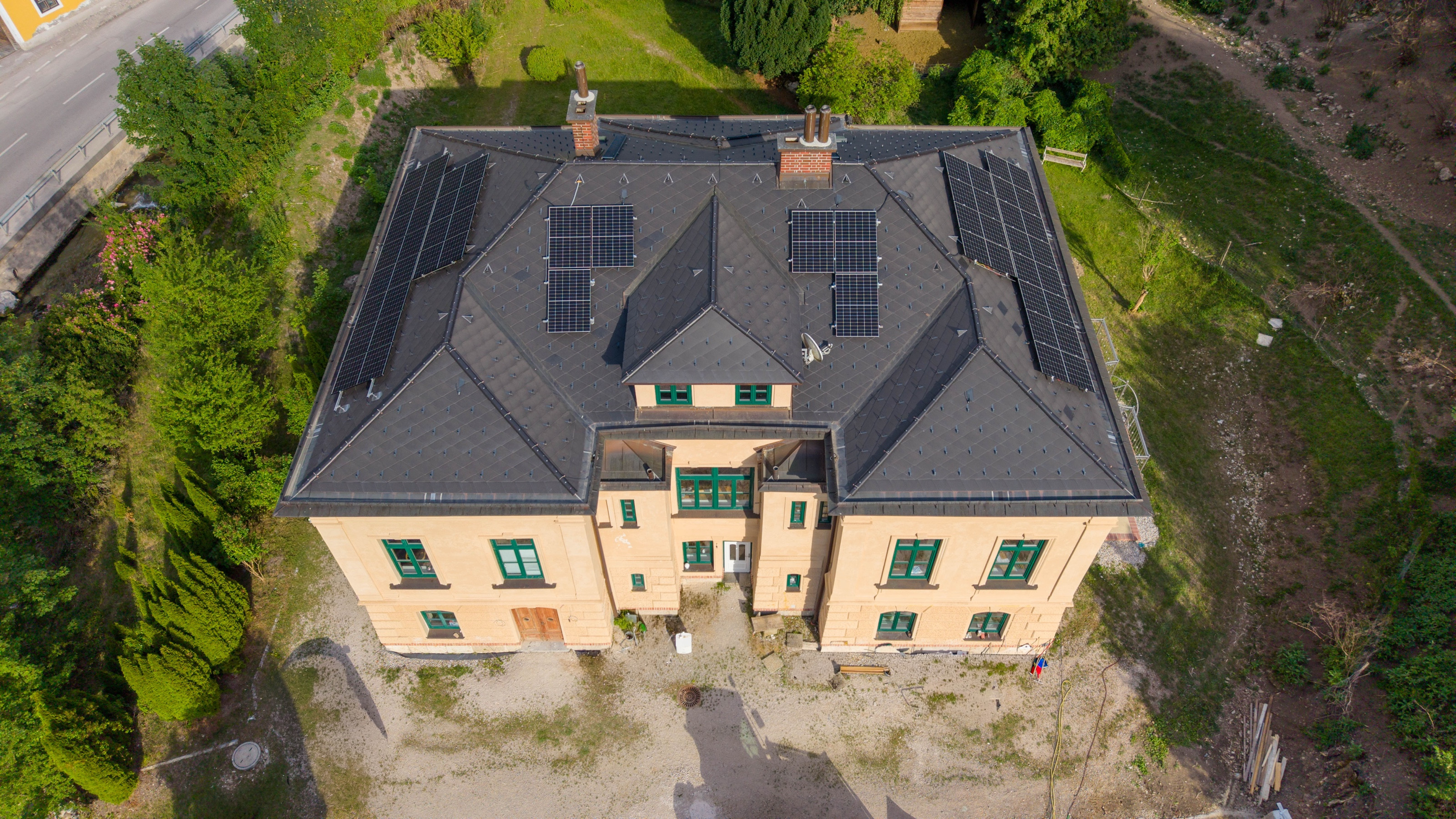 Neu eingedecktes Dach der Villa Gutenstein in Niederösterreich mit Photovoltaikanlage