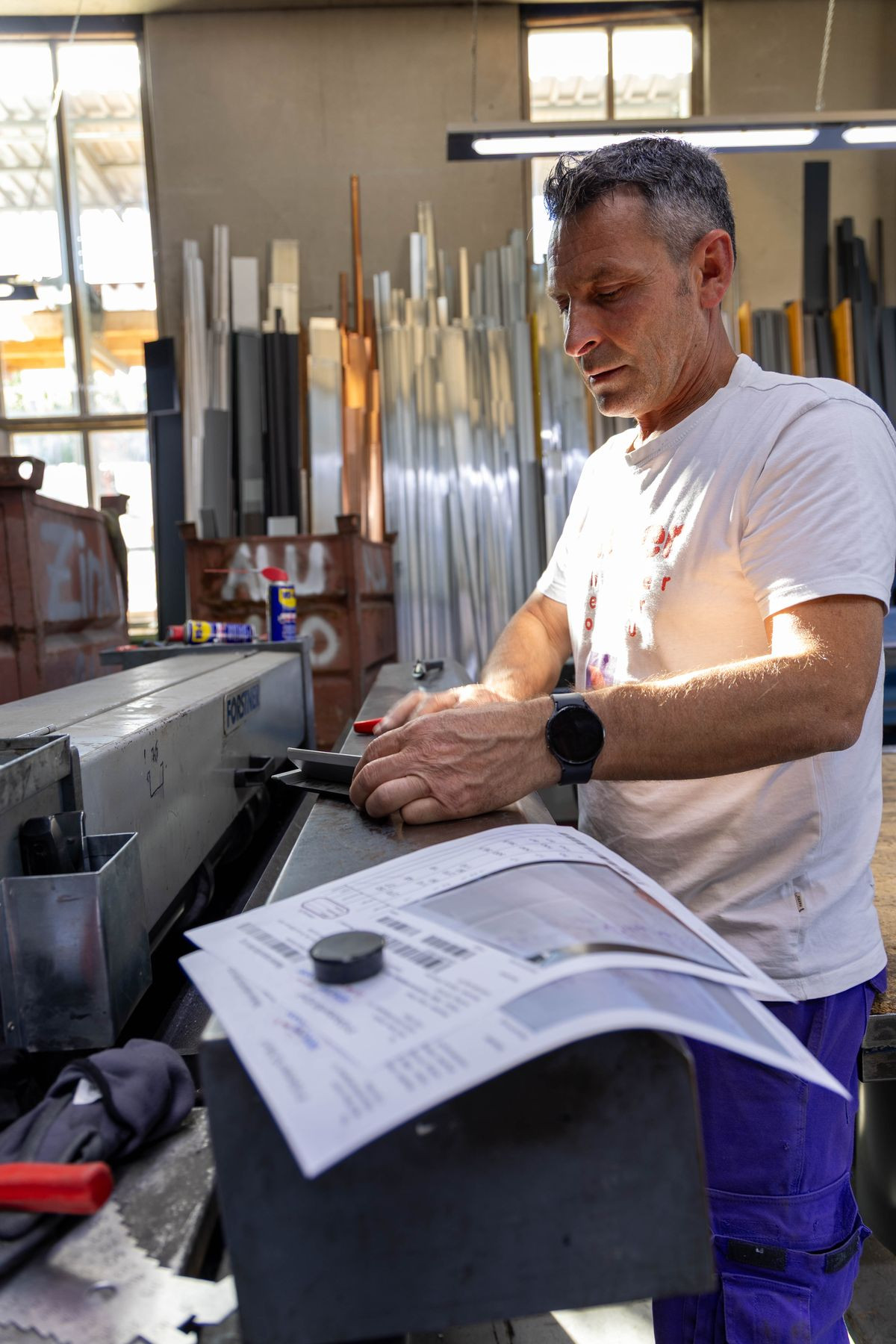 Ein Spengler fertigt Verblechungen in der eigenen Werkstatt